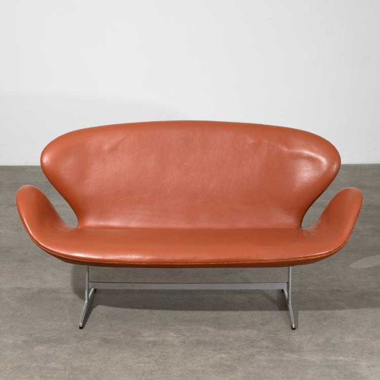Hauptbild zu Objekt, Two-Seater Sofa Model Swan, Arne Jacobsen, Fritz Hansen, Aller&oslash;d, K-18 532