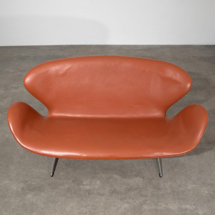 Bild 1 zu Objekt, Two-Seater Sofa Model Swan, Arne Jacobsen, Fritz Hansen, Aller&oslash;d, K-18 532