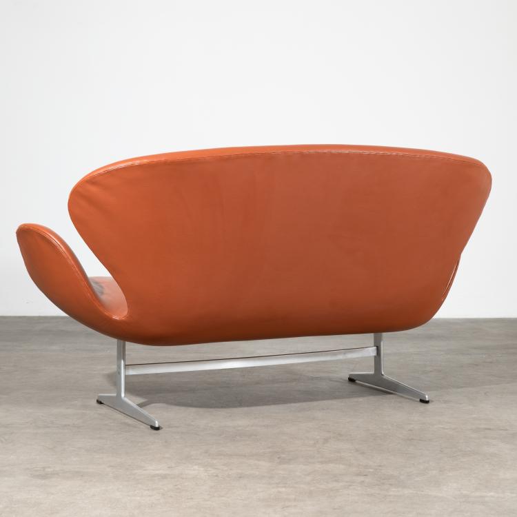 Bild 5 zu Objekt, Two-Seater Sofa Model Swan, Arne Jacobsen, Fritz Hansen, Aller&oslash;d, K-18 532
